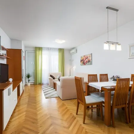 Paula Apartment Split